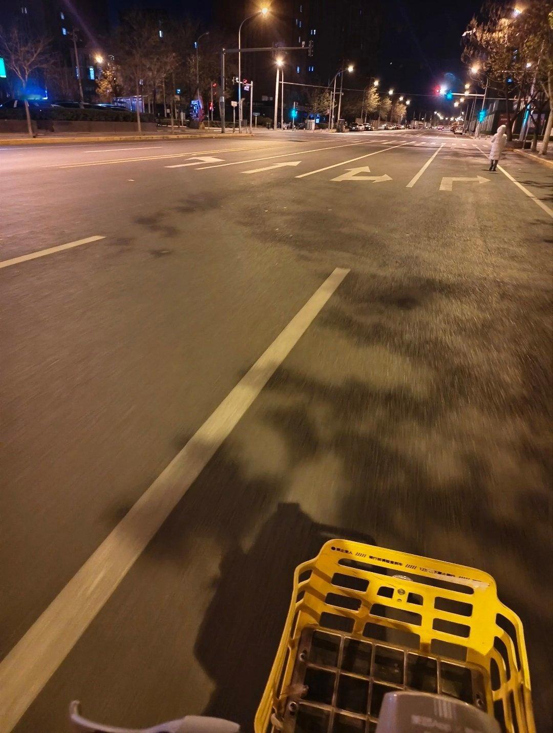 一张图片证明你那里有多冷好命苦，今天深圳19度还刮大风我穿个短袖短裤骑车回来被冷