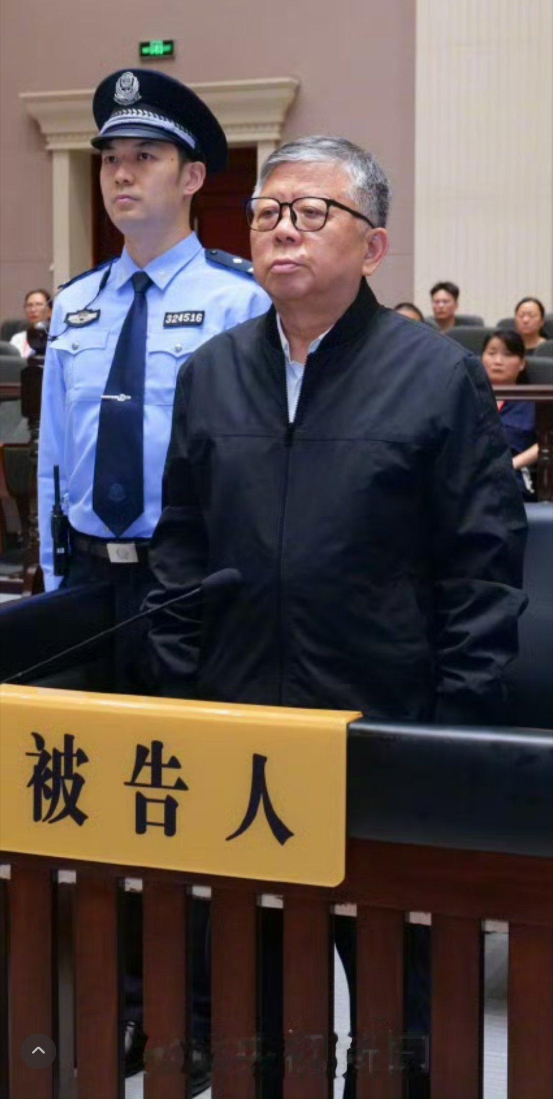 杨有林死刑高傲的小老头，判死刑了还倔倔的。这是不服气啊肿泡眼+大眼袋的男性，好多