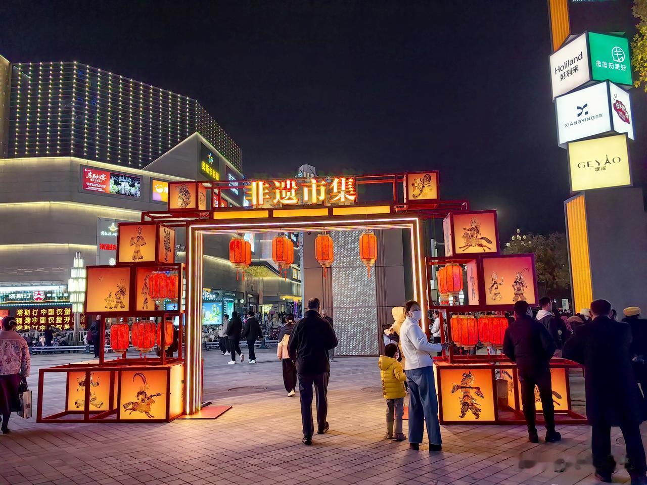 渭南非遗集市盛大开启，最具地方特色皮影吸引无数群众驻足欣赏，人群几岁至八十几岁络