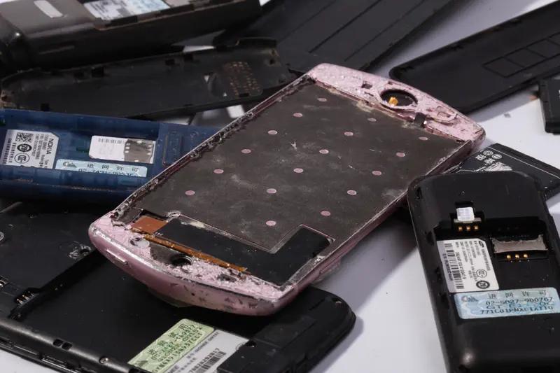 一吨报废手机能提炼375克黄金，同比天然金矿仅提炼3到5克黄金，差100多倍。当