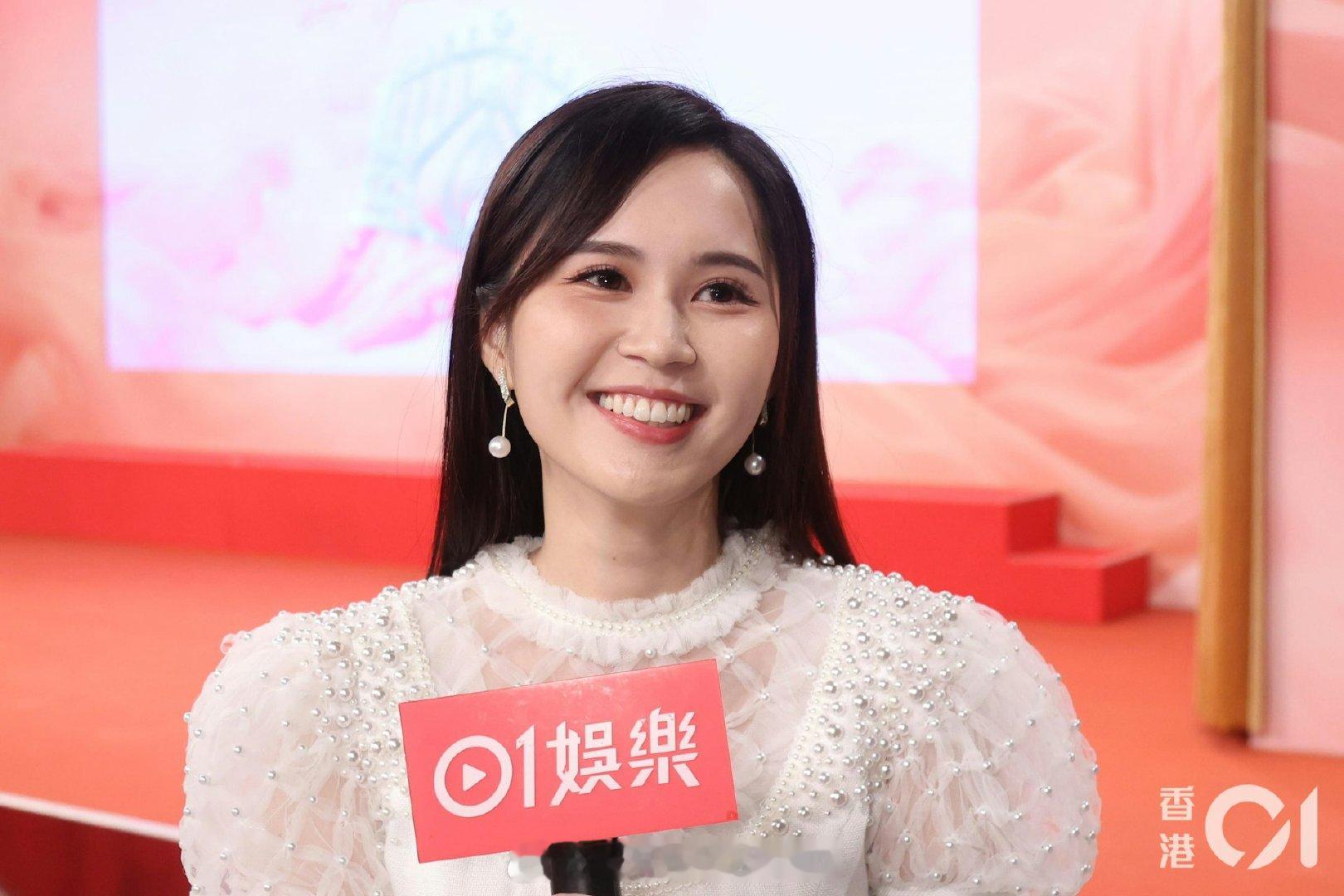 最近梁超怡被人影到与有“翻版王浩信”之称的林俊其身穿“白色情侣装”到尖沙咀拍拖断