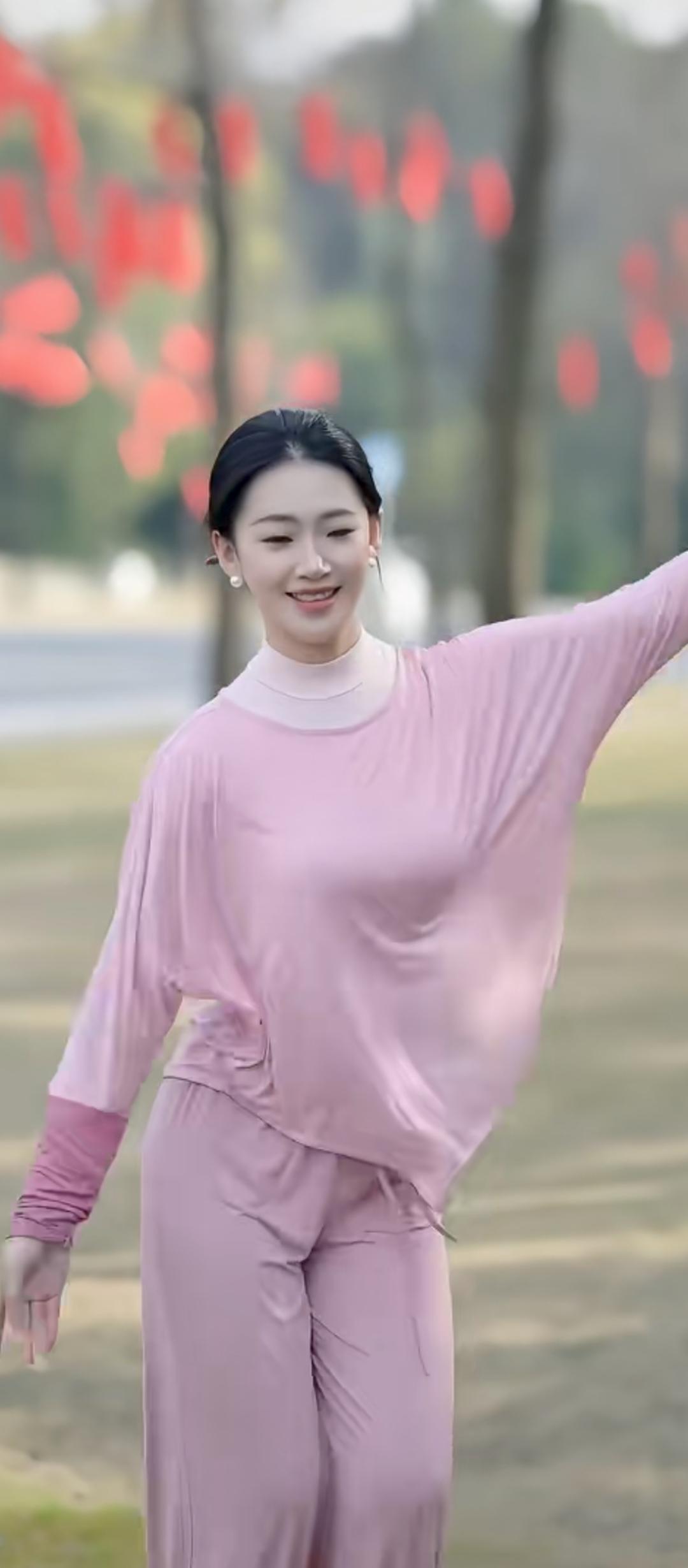 粉嫩少女风，轻盈舞步，春日气息满满🌸💃