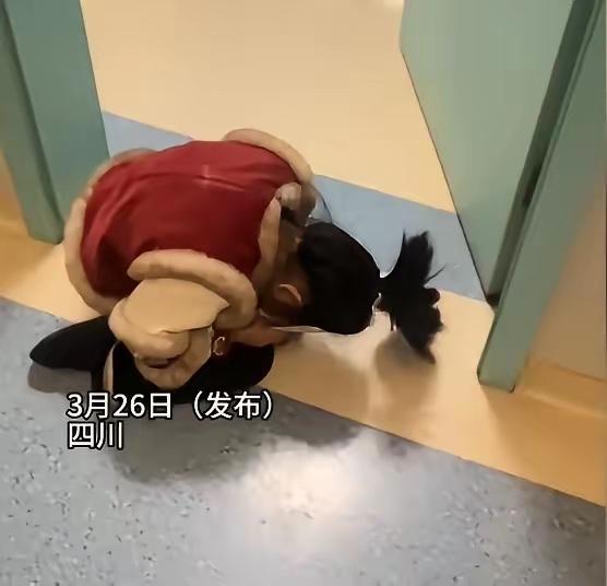 看哭了！四川单亲妈妈突发重病，女儿跪门外举报告单喊加油，这一幕太揪心

近日，四