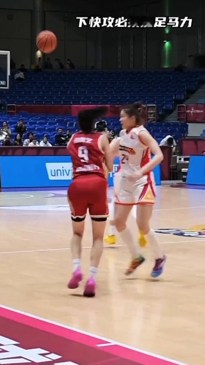 反差点满。
场下的董可尔，萌面战神，专注认真。借掩护横撤三分，空心入网！来个小配