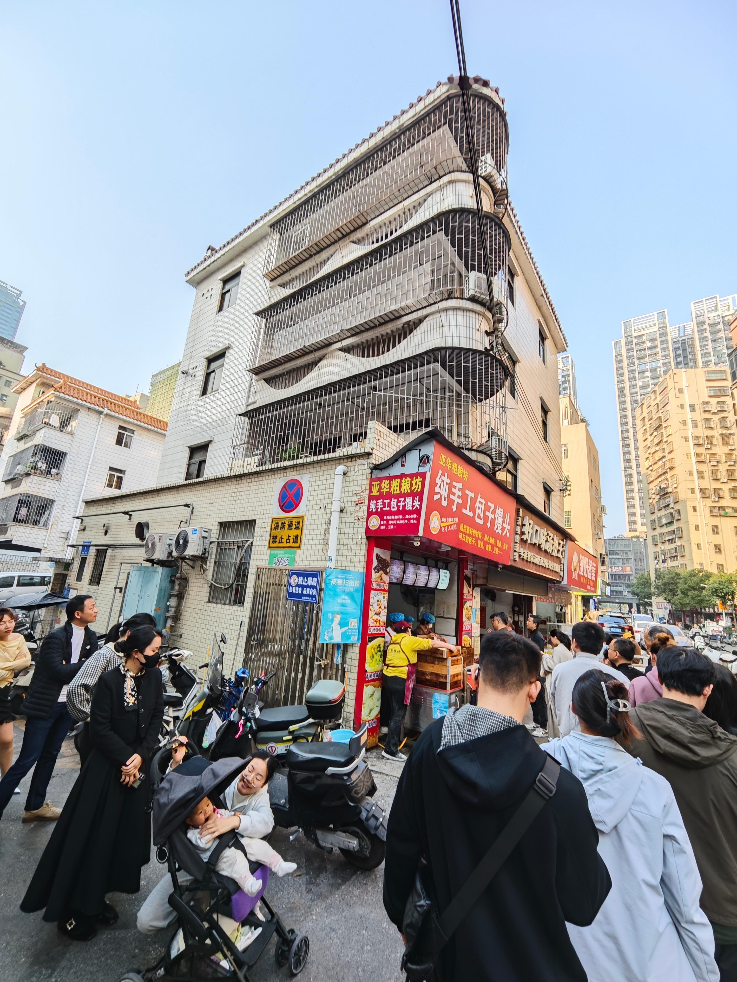 有朋友自远方来，带他吃深圳包子天花板，他说，这是他这辈子吃过最好吃的包子，位置：