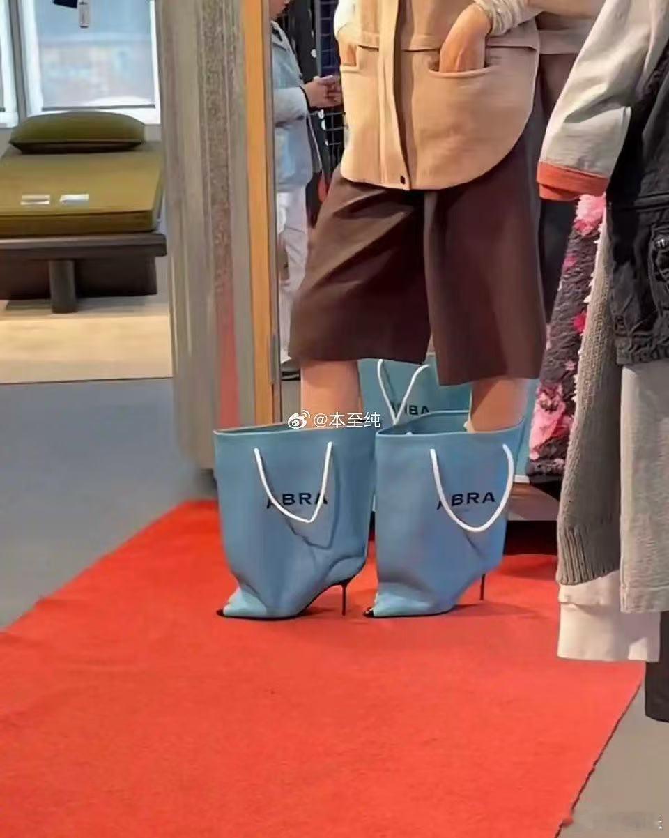 逛街走累了还能背起来当购物袋逛街走累了还能背的靴子当代逛街人必备：一双能当购物袋