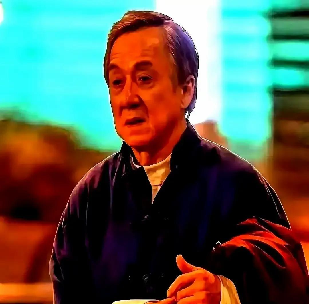 成龙说最后悔的事，是没陪孩子长大。
他拍戏太拼，孩子小时候缺了爹。
现在想补，却