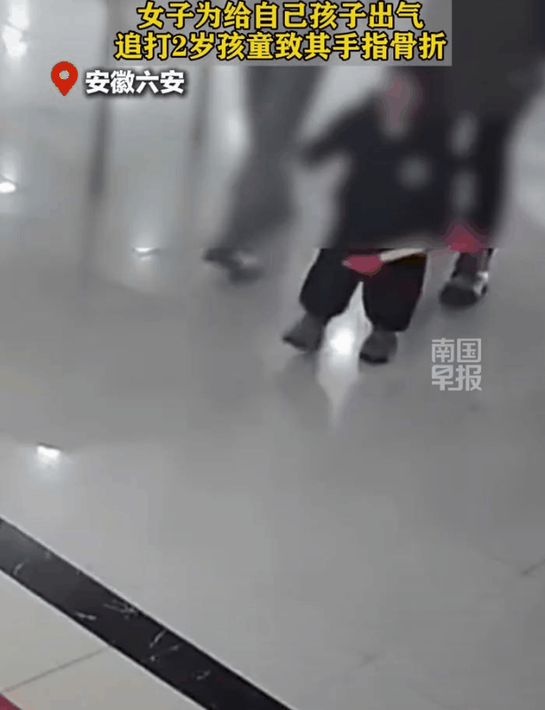 太气人了，把一个孩子打成骨折，这个女人还是个妈妈！

两个孩子因为玩具吵架，白衣