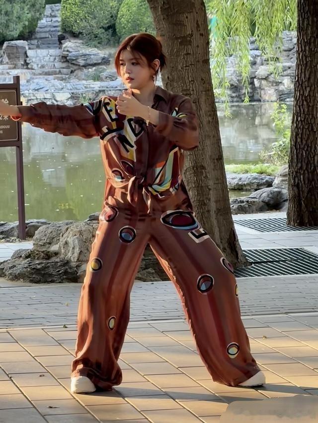 网友偶遇陈妍希在公园打太极，这是提前步入老年人生活了吗？ 