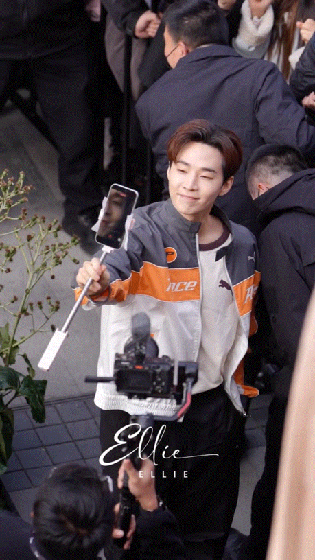 Henry接过五倍镜自拍天塌了 粉丝的恶作剧成功了，Henry拿着五倍镜自拍了半