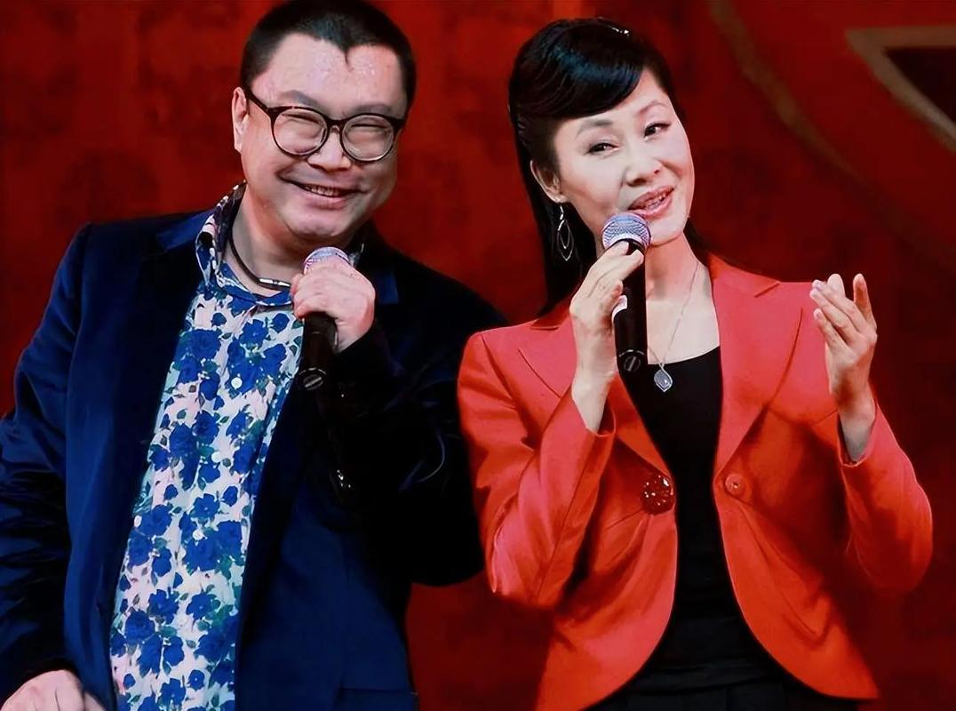 二位艺术家，
歌唱水平佳。
所有经典曲，
至今爱听它。