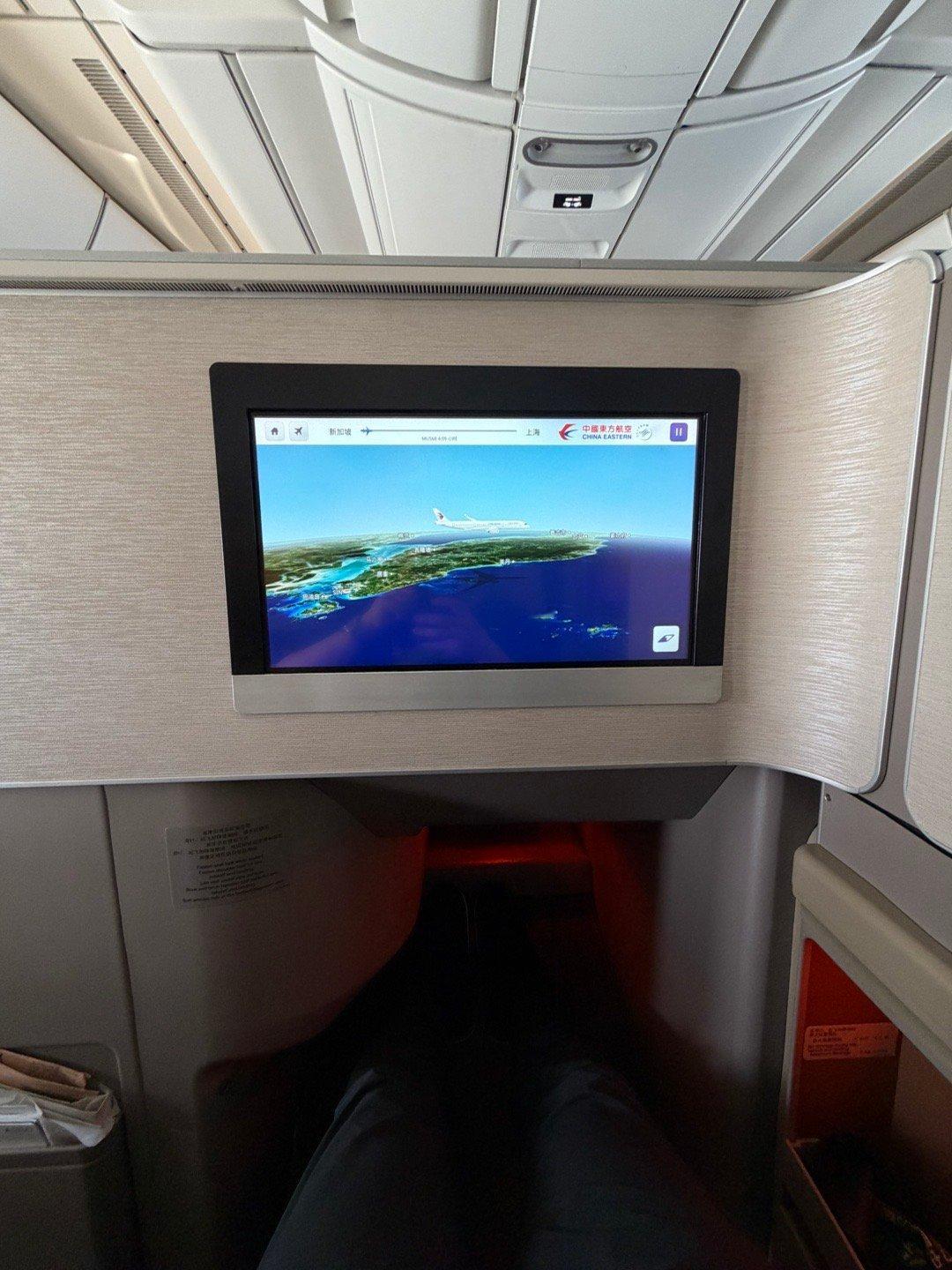 得亏回国飞的东航，不然飞机没互联网，吃瓜都吃不到新鲜的定的经济舱，白金卡免费升到