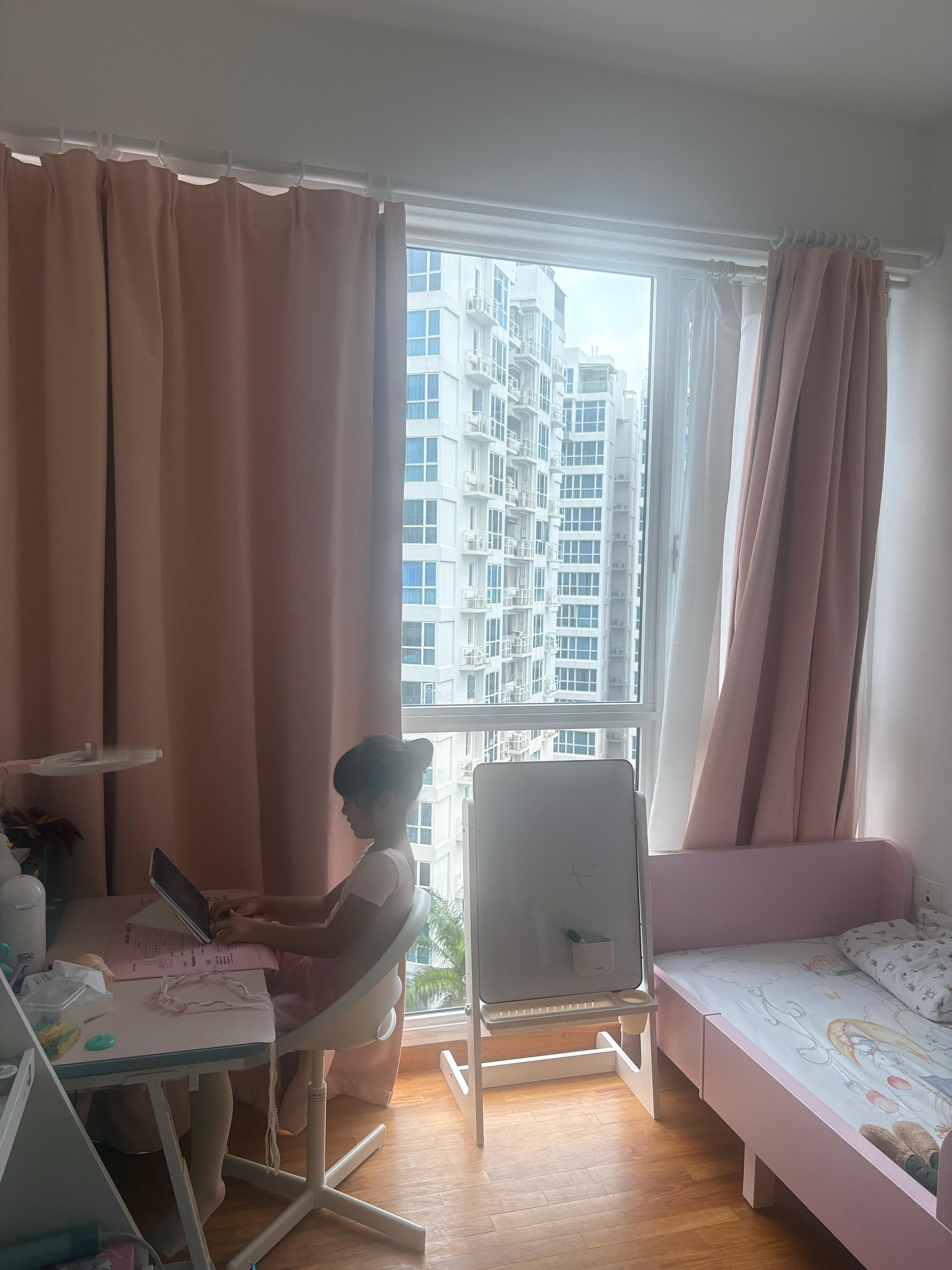 妹把她的所有玩具清空，这两周倒是没说要买什么新的，但是也有一点副作用，时不时就开