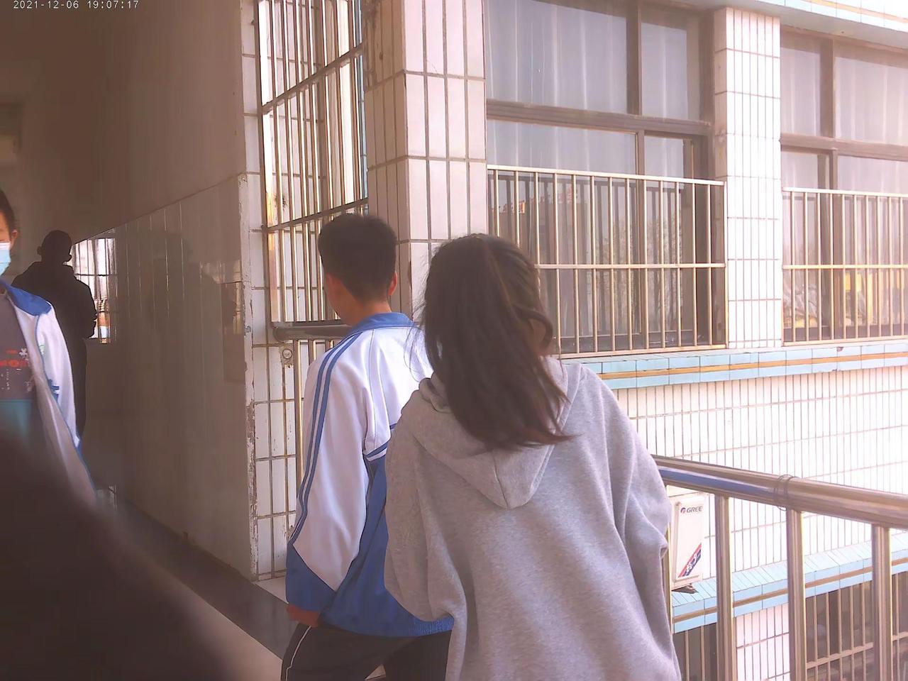 做了一个梦 梦见了初三 你在走廊上叫我的名字 我愣住了