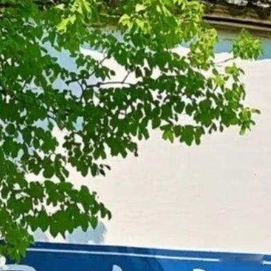 人生不如意十之八九，与其耿耿于怀，不如一笑而过。烦恼就像手中沙，攥得越紧，流失越