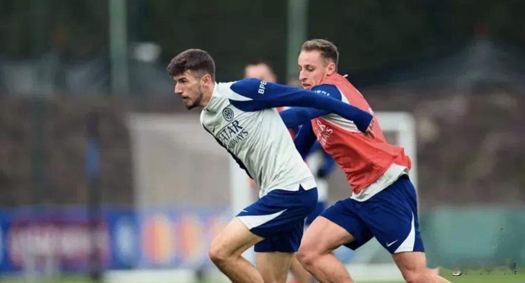 巴雷拉因伤缺席欧冠联赛阶段末轮，苏契奇比弗拉泰西更受齐沃青睐，有望进入首发。
