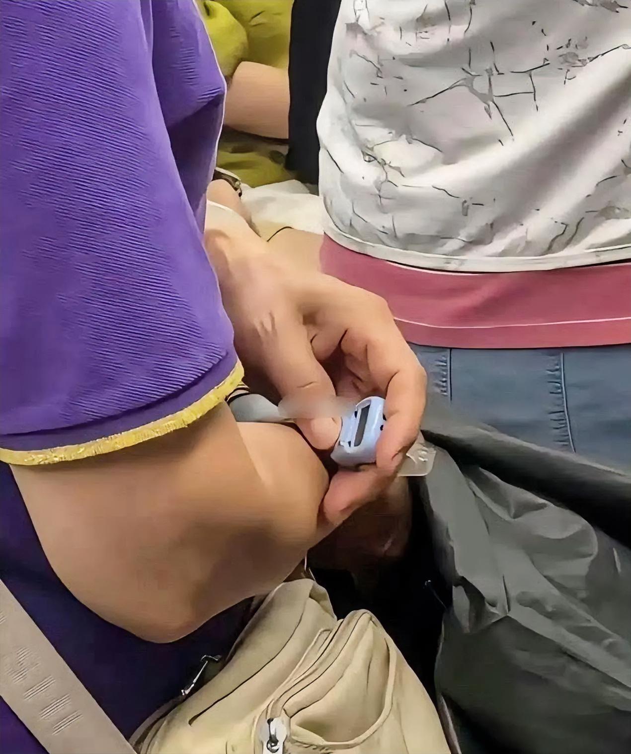 在地铁上遇到的，阿姨拿个小东西，一直在那里按按，这是什么东西啊。