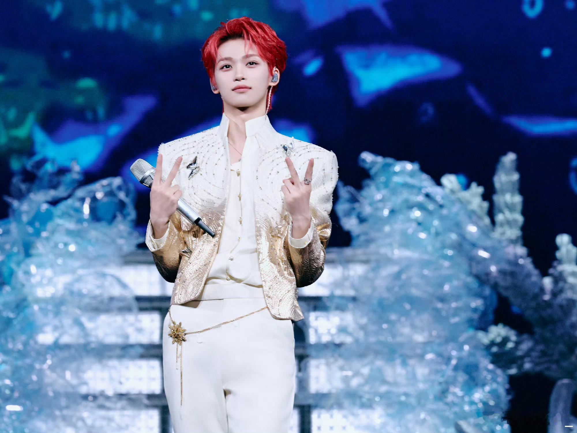 梓渝青年歌手梓渝 “你的眼眸深邃如海, 藏着无尽的温柔与秘密。” 