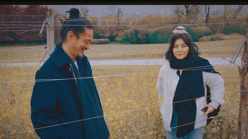 賭王千金何超儀與陳子聰在2003年結婚，兩人結婚超過20年一直形影不離，是圈中出