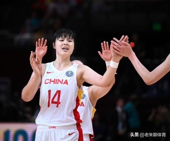 不要对李月汝太苛刻，她可是刚从大伤中恢复呀！
最近两场比赛，李月汝打的并不出色，