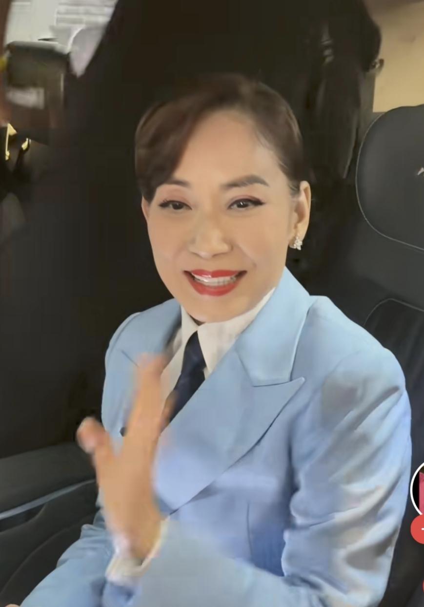 看了这么多港台明星，能够保持得很好的人就是邝美云了，近距离拍照片都这么漂亮。
