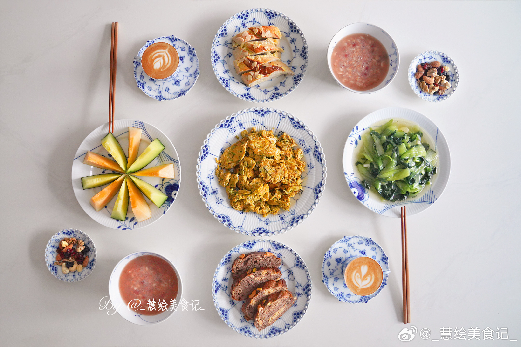 新周愉快早餐香椿炒鸡蛋、蒜蓉油菜、杂粮粥、红茶奶酥面包、榛巧开心果面包、拿铁咖啡