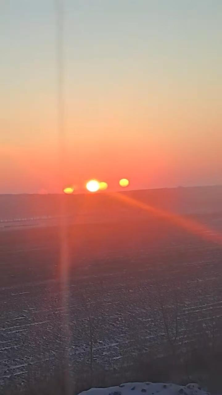 1月8日，黑龙江省密山市的兴凯湖畔寒风凛冽，但湖边聚集的一群摄影爱好者却热情高涨