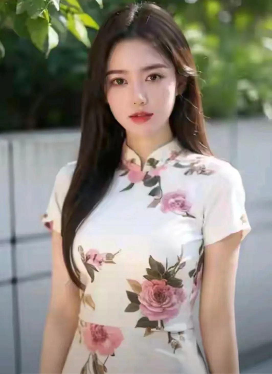 有一位33岁的女子，她叫小雅。身高168的她，体态匀称，月入过万，生活独立。然而