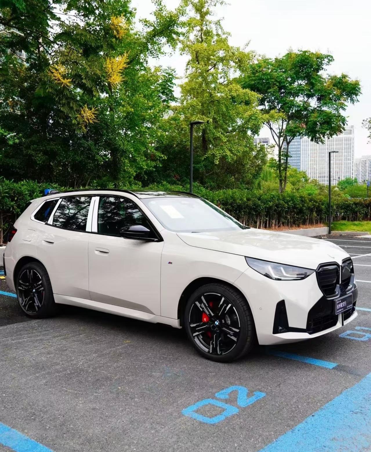 你可以挑宝马简配底盘，
可以说大鼻孔格栅真丑，
可以说大连屏内饰落后，
但新一代