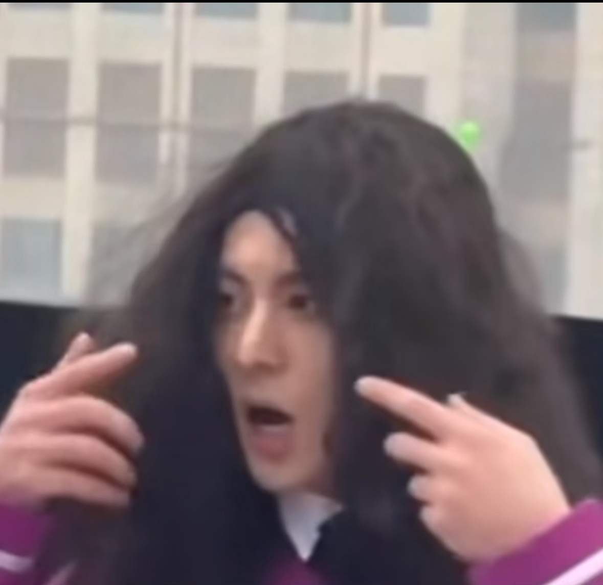 王鹤棣紫衣爆炸头造型王鹤棣不明显头像 紫色果然最有韵味 