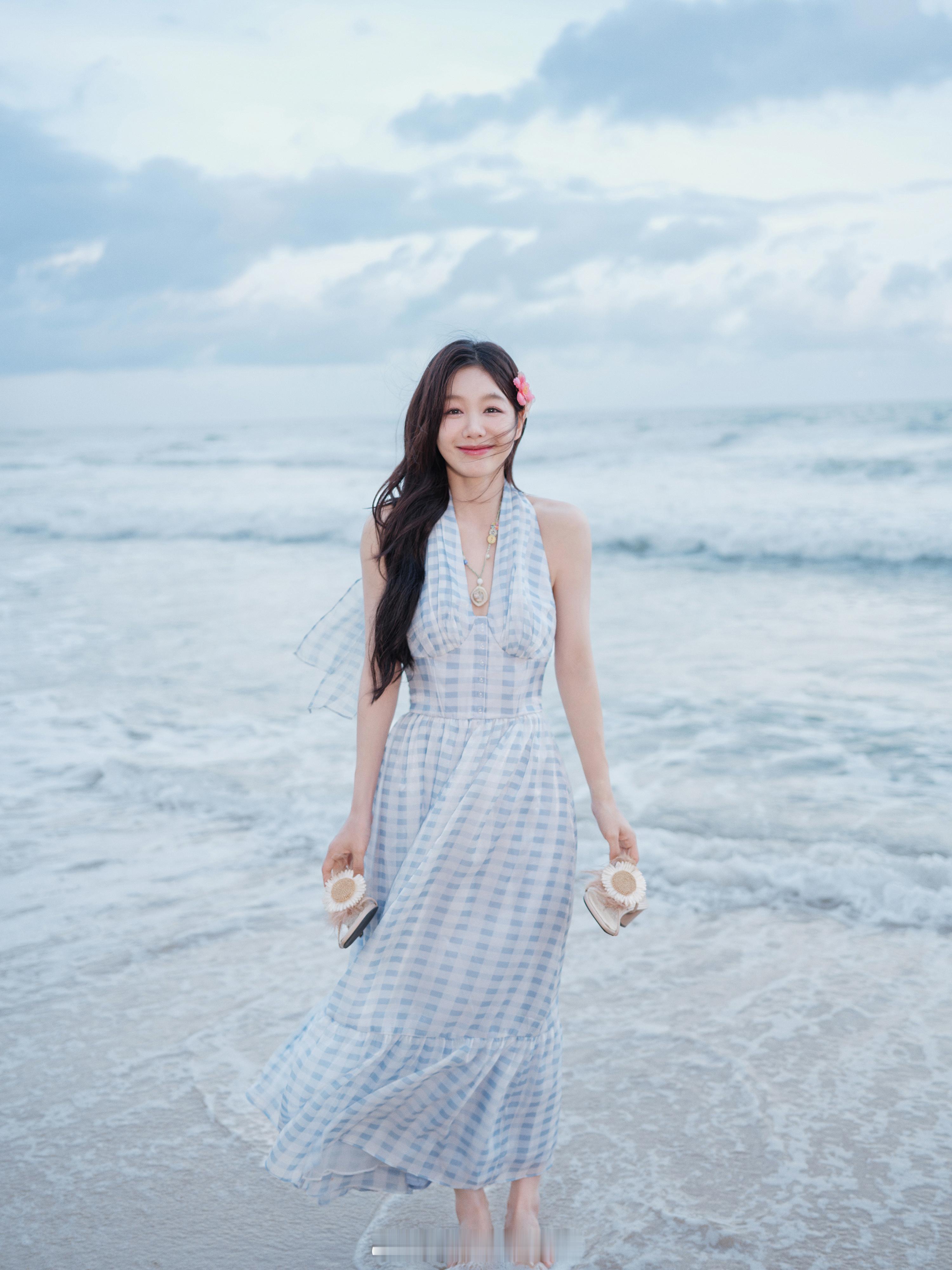 徐梦洁海边派对清蓝长裙妆造 ​​​