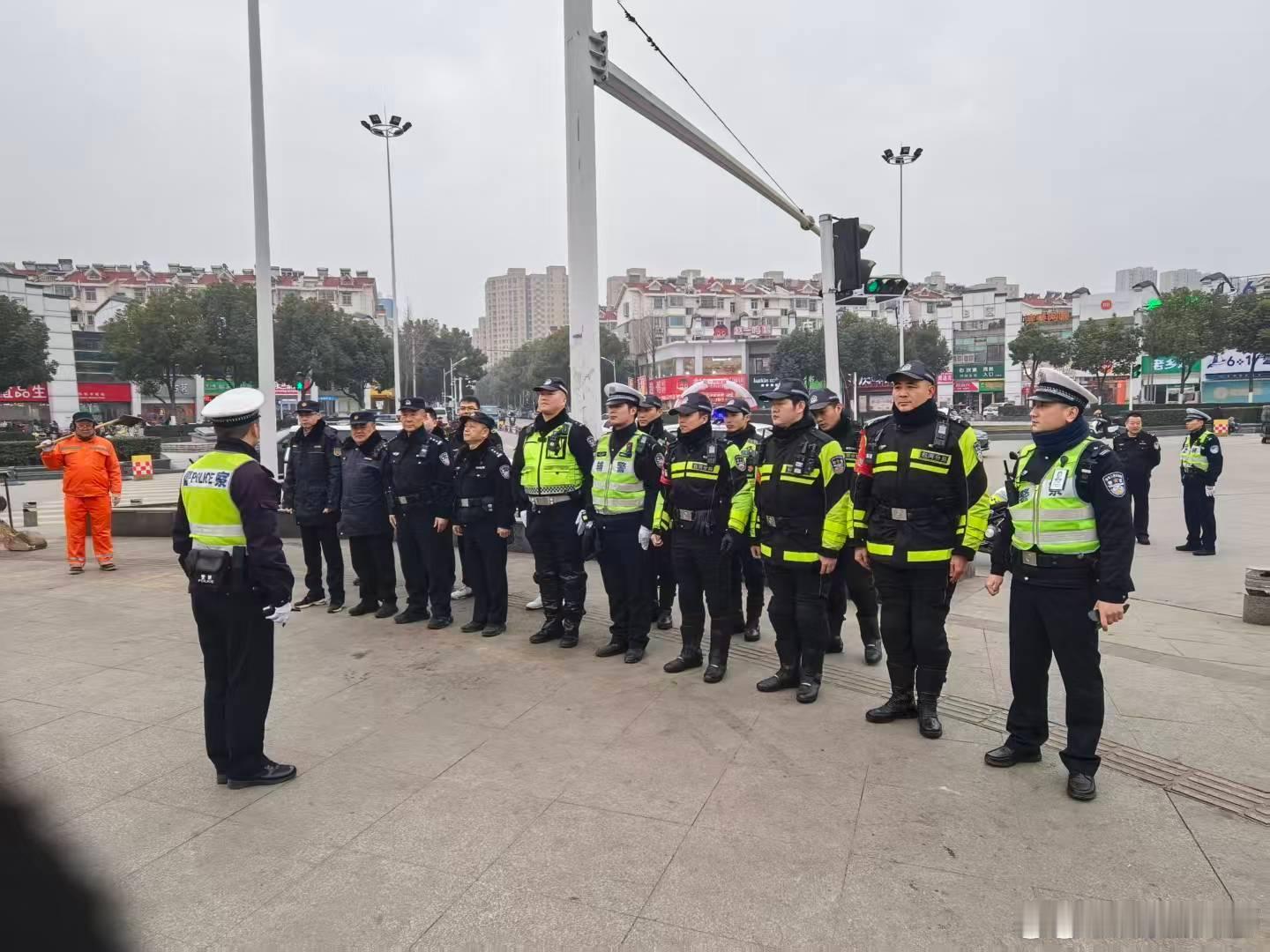 【合肥交警联合多部门整治道路乱象 】为切实压降辖区道路警情、还路于民还序于民，1