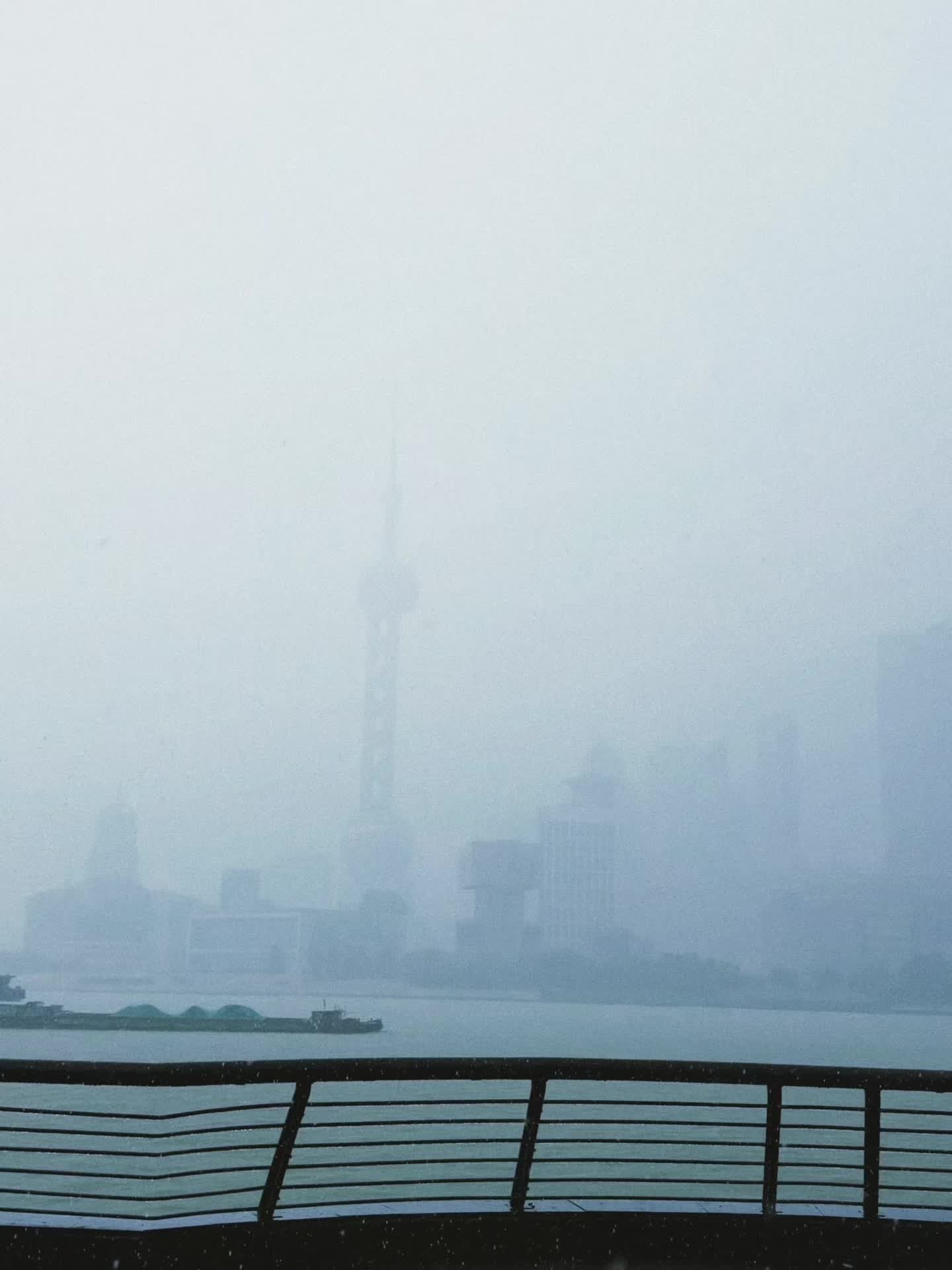 徐明浩也用了上海大城市bgm上海暴雨 徐明浩发布上海城市视频，配上名场面原声“上