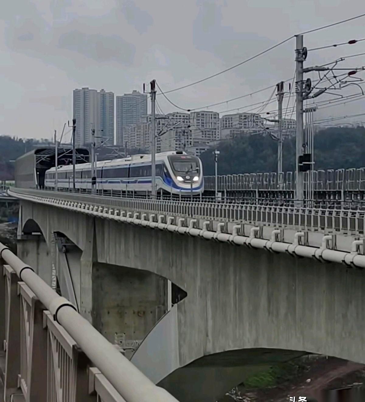 重庆那条传闻中的“蓝色闪电”，已经悄悄上线试跑了。
车身上印着“15号线”，最高