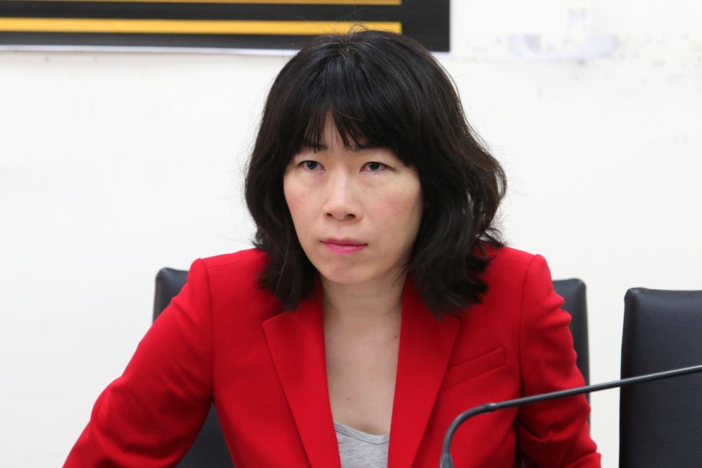 新上任的那个公使江雅绮，站出来声明说“学历没造假”。结果民众党把新闻稿翻出来，直