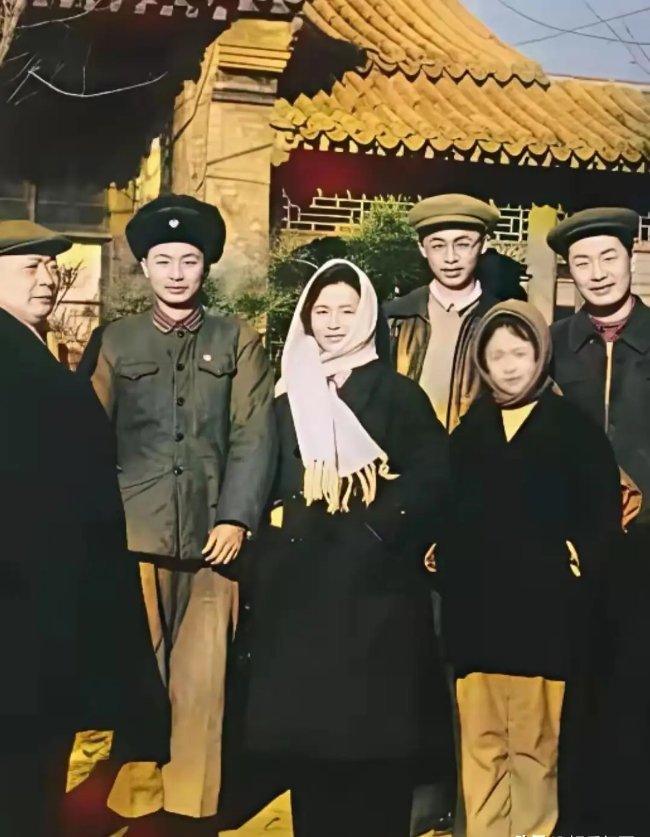 这是1963年的冬天，陈毅元帅全家的一张合影。 