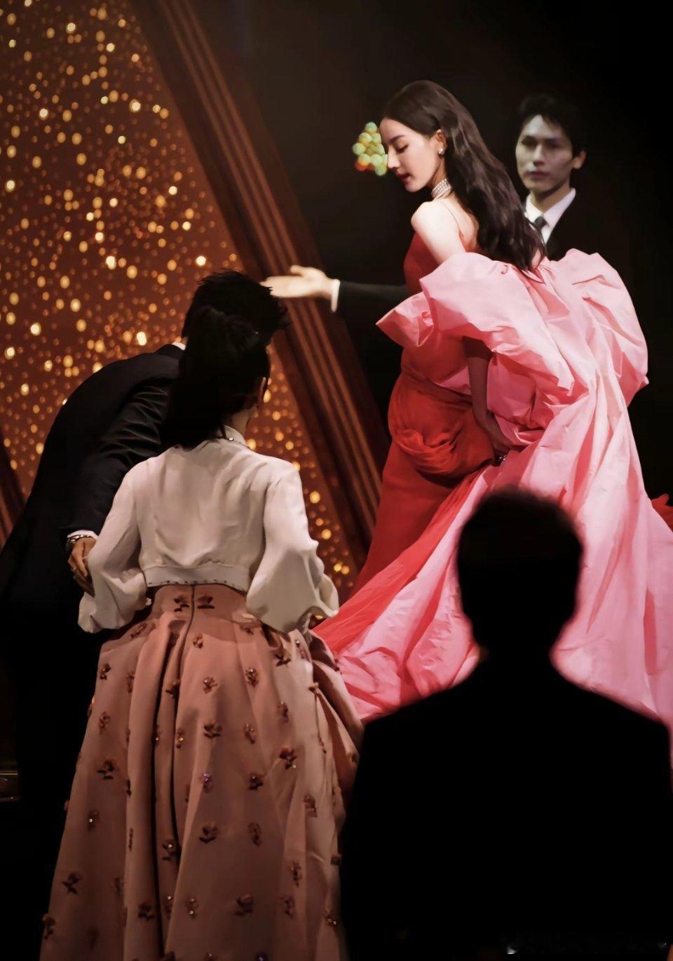 传说中的世界名画:公主与女仆嘛 