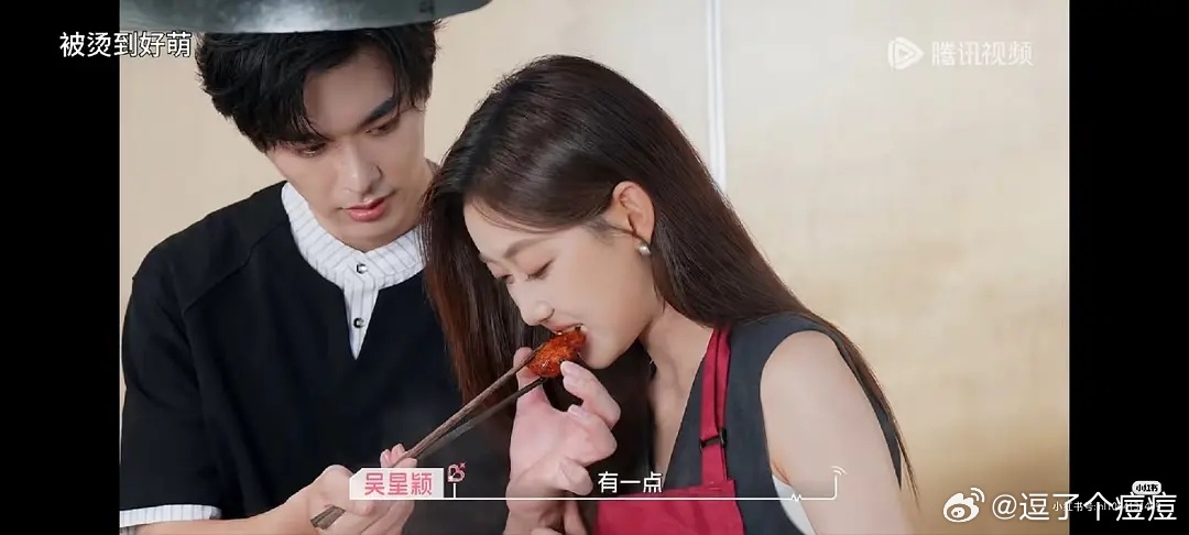帮我看看这里，星星的手是不是摸上了星夫的手心动的信号[超话] ​​​
