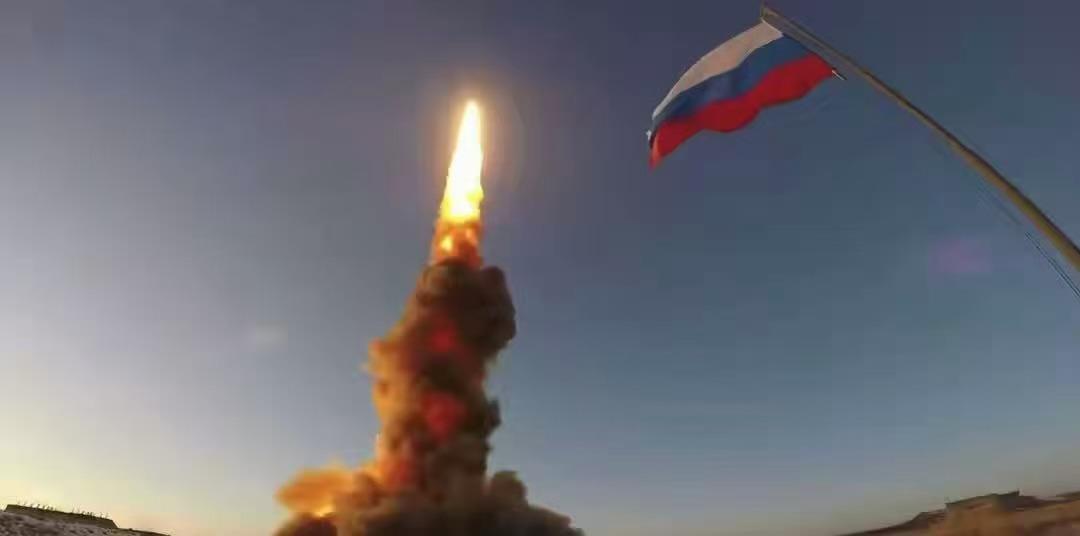 沉默的俄罗斯不再啰嗦，4枚导弹精准命中加固地下指挥中心，8名英美指挥官当场毙命！