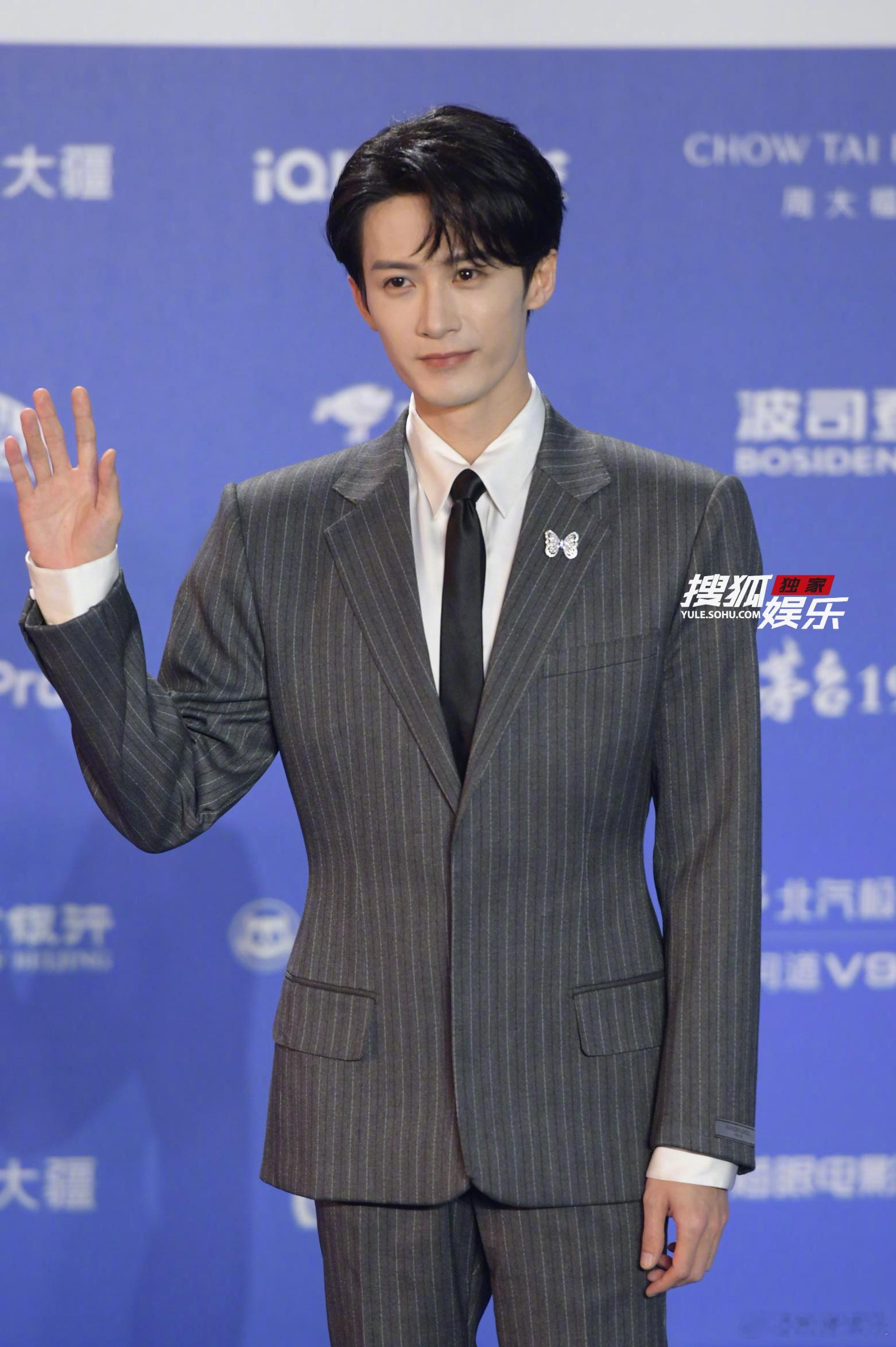 终于等到亮相北影节红毯，一身灰色条纹西装帅气又绅士，状态也太好啦北京国际电影节