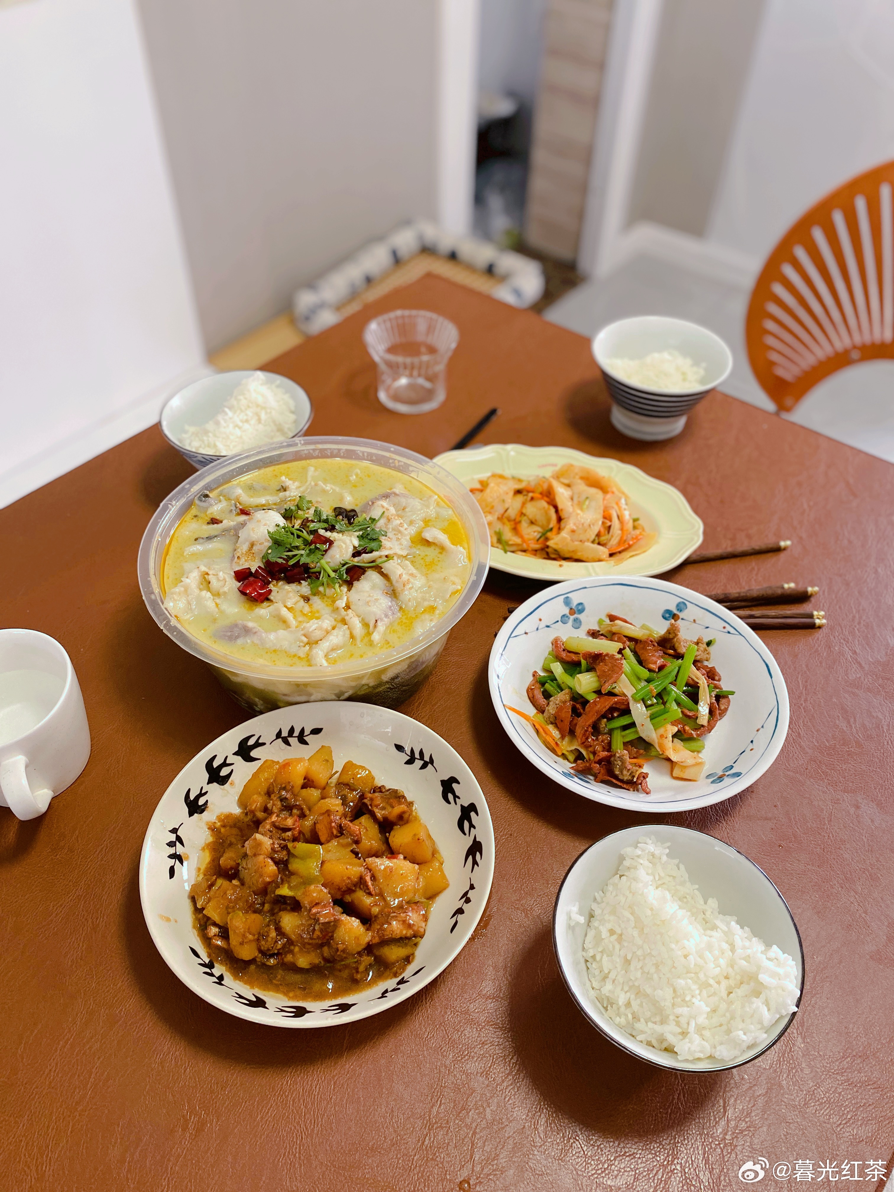 高三生的家常便饭今天孩她爹休息，订了一份娃喜欢吃的酸菜鱼。他回来，也闲不住，打扫