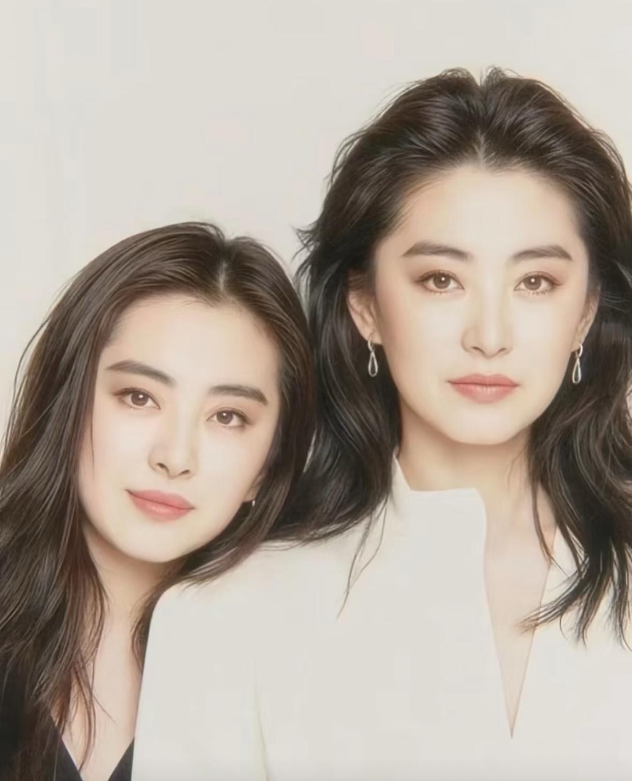 这标准才称得上是神图吧，
没人觉得她俩像吗，
如果说是亲姐妹也不为过或者说大美女