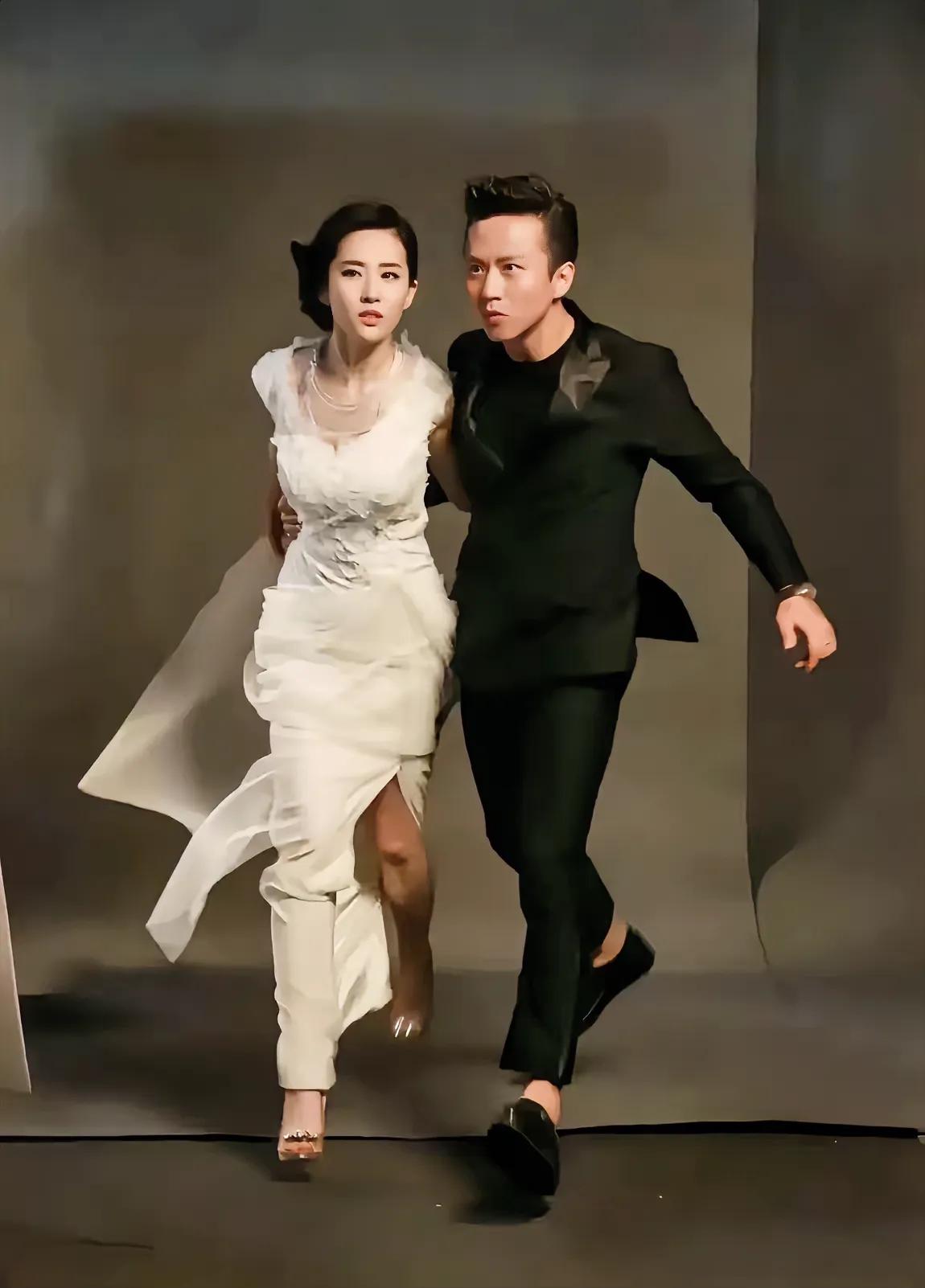 这是要去赶集吗？急匆匆，忙乎乎的。
看两人的状态，充满戏剧感，又有一股冲击力。
