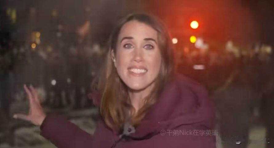 记者在明尼阿波利斯市被ICE枪杀现场报道，人们正在传播明尼阿波利斯ICE枪击女子