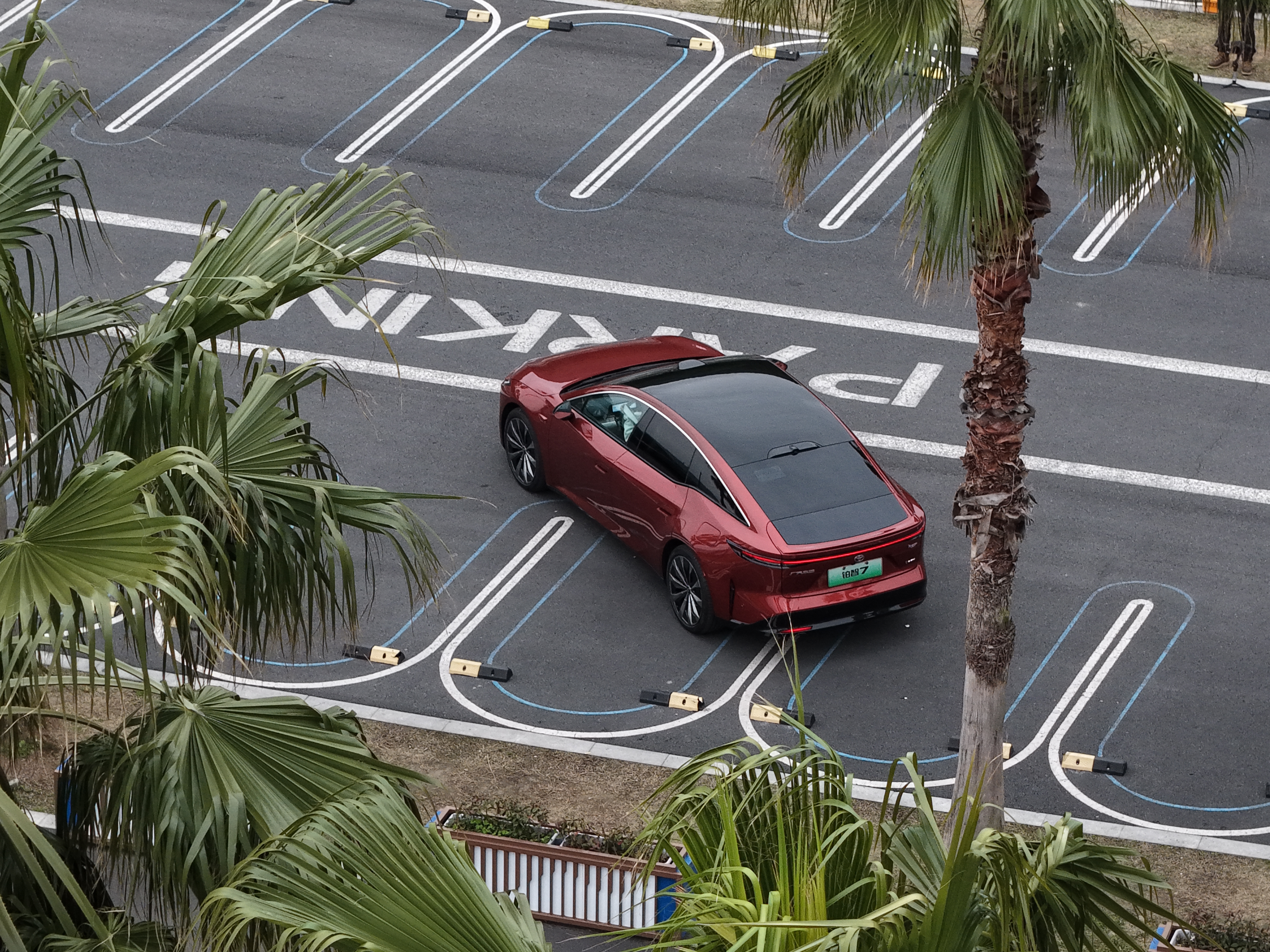 媒体首测丰田铂智7动态表现铂智7首测反馈集中一点：开起来像台好车。动力不窜，刹车