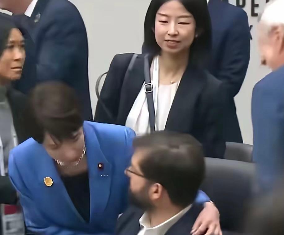 高市早苗向靖国神社供奉祭品这帮孙子到点儿就犯瘾是吧日本的未来正一点一点被毒苗拖入