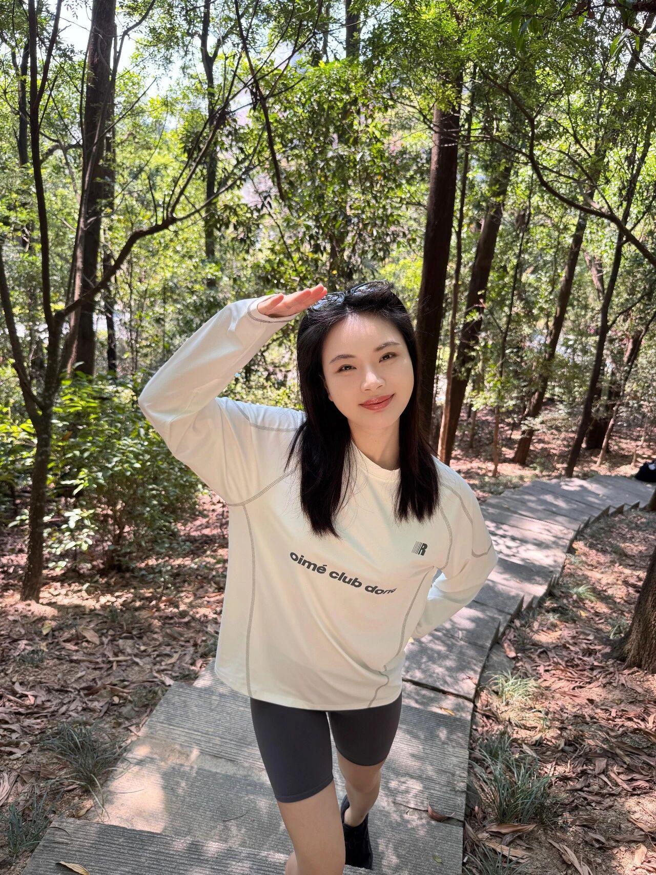 后悔没早点享受户外，享受阳光⛰久违的大晴天和朋友来爬山
沿着山间小路慢慢走
有茂
