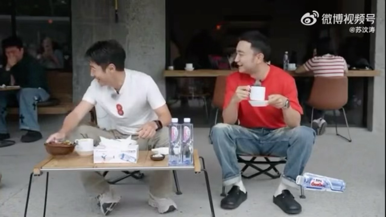 尼格买提请客撒贝宁买单撒贝宁只是客气一下，小尼已经行动了，送完人情还要撒贝宁买单