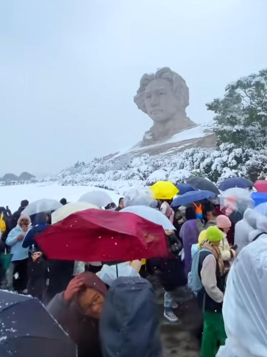 现在的人都很直接。去看教员，就这样站在大雪中看。可以看很久，怎么也看不够。不需要
