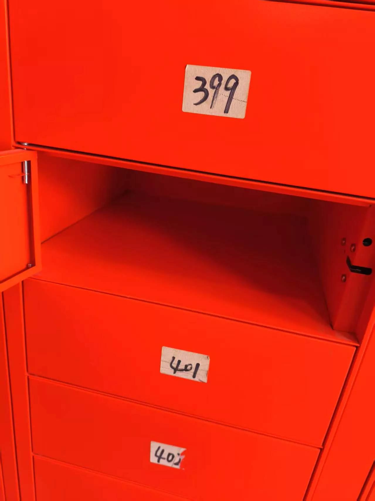 快过年了，大家拿快递也得小心了，今天去镇上快递点拿个快递，输完取件码后，一转身，